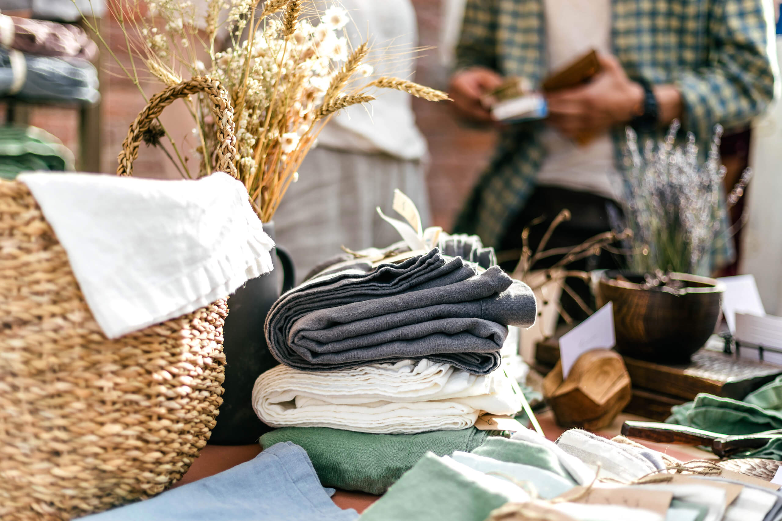 étale de marché de Sofia avec papeteries et coutures